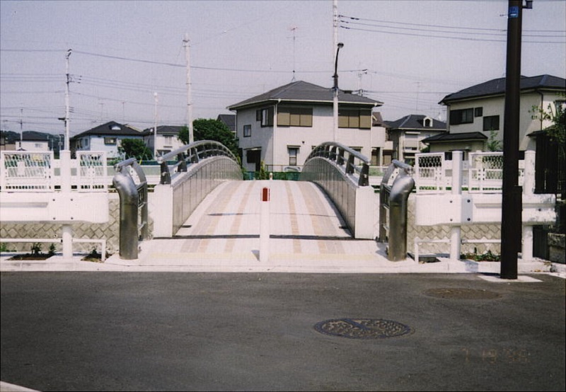 東谷橋を開きます。